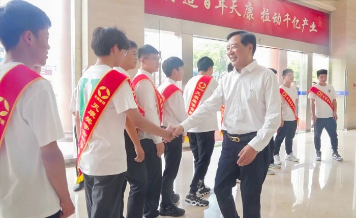 集團(tuán)董事長趙寬接見獲獎學(xué)生
